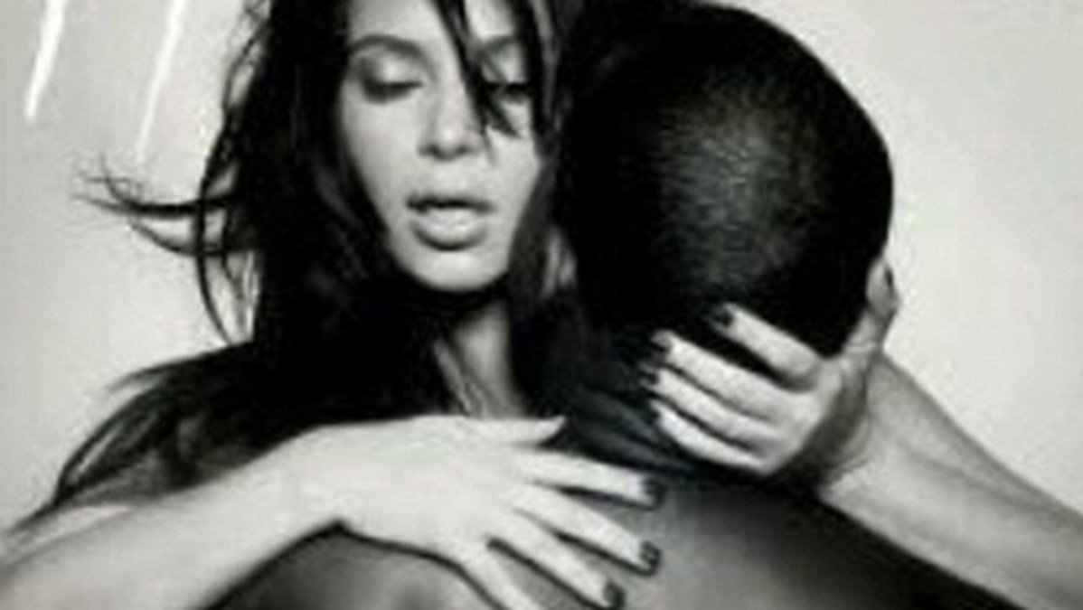 Kim och Kanye njuter av varandra på omslaget till L'Officiel Hommes.
